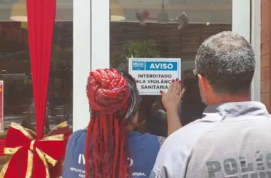 Agentes da vigilância sanitária fecharam o restaurante (Foto: Divulgação)