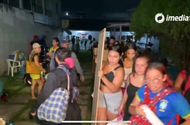 População invade casa de suposta golpista em Manaus 39