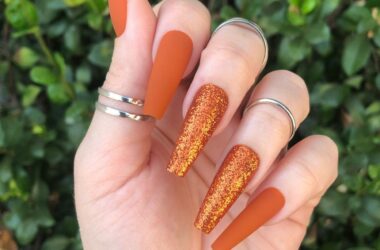 13 designs impressionantes de unhas laranja queimadas para inspirar seu outono