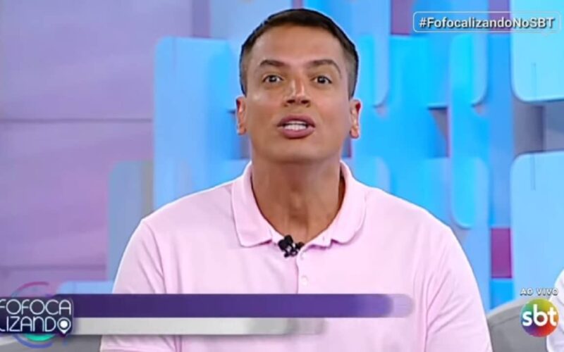 Leo Dias quebra protocolo e fala ao vivo sobre cancelamento do ‘Fofocalizando’