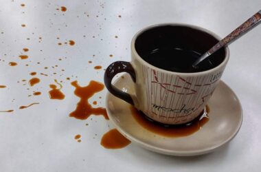 Limpe as manchas de café das suas xícaras com apenas 1 ingrediente!