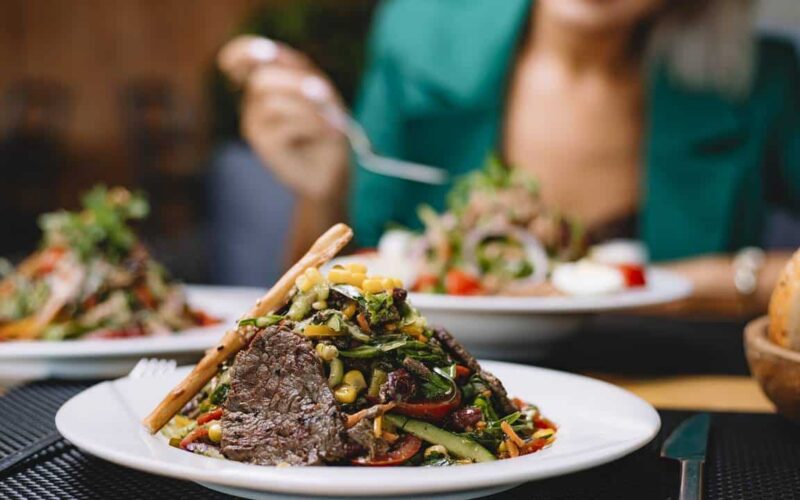 Por que você nunca deve pedir o prato do dia em um restaurante? “Uma farsa” – o motivo!