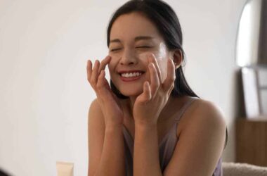 Veja como fazer a massagem facial japonesa contra rugas: 5 minutos por dia!