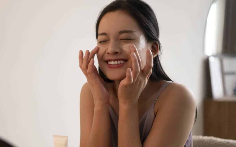 Veja como fazer a massagem facial japonesa contra rugas: 5 minutos por dia!