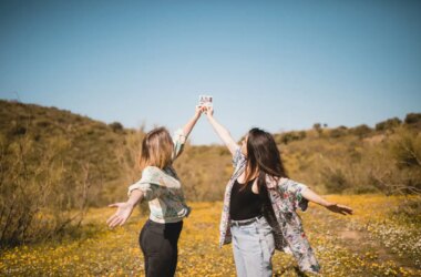 5 maneiras de manter uma amizade mesmo quando os caminhos se separam