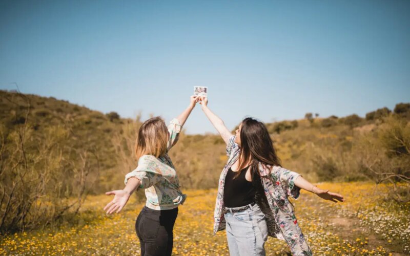 5 maneiras de manter uma amizade mesmo quando os caminhos se separam