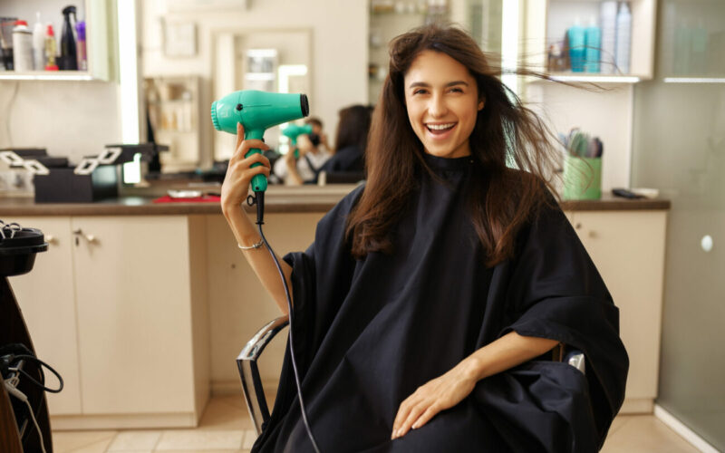 9 coisas que seu cabeleireiro deseja que você pare de fazer no salão
