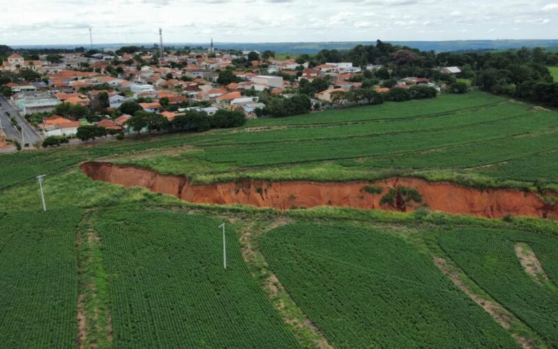 Cratera avança e põe em risco moradores de cidade brasileira “A gente sente medo todo dia”