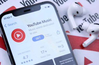 Tela de smartphone com o aplicativo do Youtube Music aberto