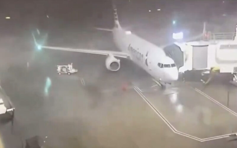 VÍDEO: Vento de 150 km/h arrasta avião em aeroporto no Texas