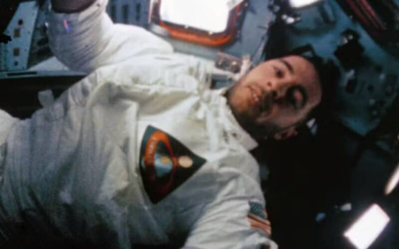 Astronauta que foi a Lua morre em queda de avião