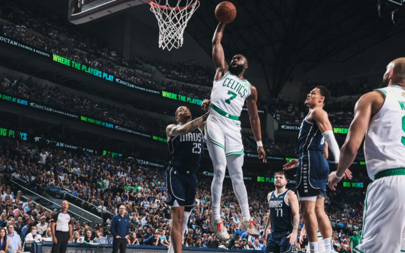 Boston Celtics vence Dallas Mavericks, abre 3 a 0 e se aproxima de título da NBA