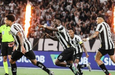 Botafogo derrota Fluminense e dorme na liderança do Brasileiro