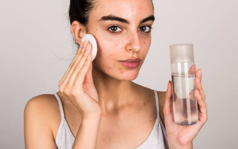 Como fazer água micelar para cuidar da pele e tirar maquiagem?