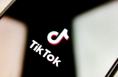 Erro em IA do TikTok permitiu colocar até discurso nazista em vídeos