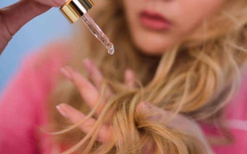 Faça óleo de camomila para se livrar da caspa e clarear o cabelo!