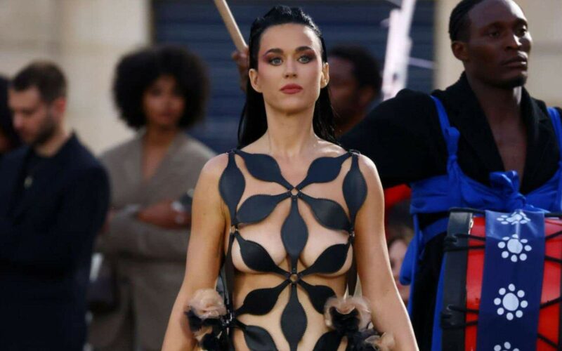 Katy Perry faz aparição surpresa em desfile na França e surpreende com look ousado - Metropolitana FM