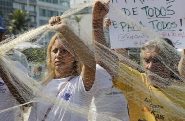 Manifestantes protestam contra PEC das Praias na orla do Rio