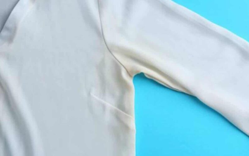 4 dicas para remover manchas amarelas de suor de roupas brancas