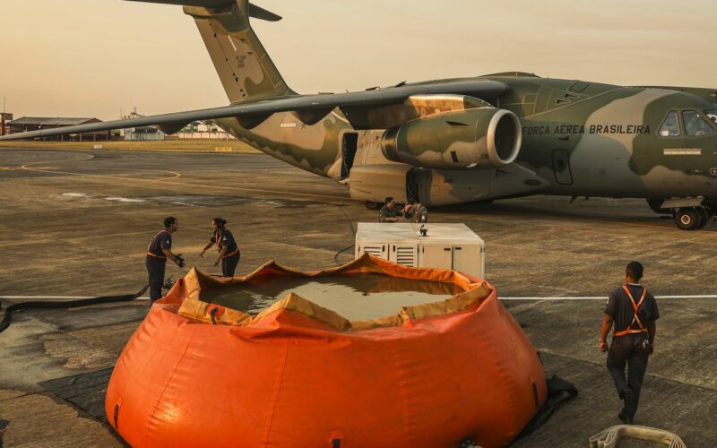 FAB lança 336 mil litros de água para combater incêndios no Pantanal