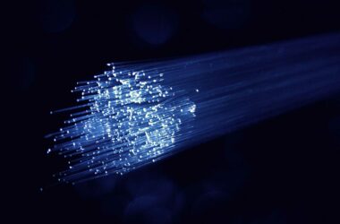Como funciona a fibra óptica? Via Denny Muller/Unsplash