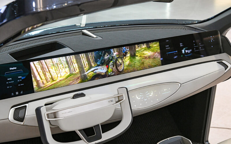 Hyundai apresenta telas gigantes e futuristas para carros