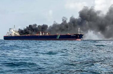 Incêndio em dois petroleiros após colisão em águas internacionais