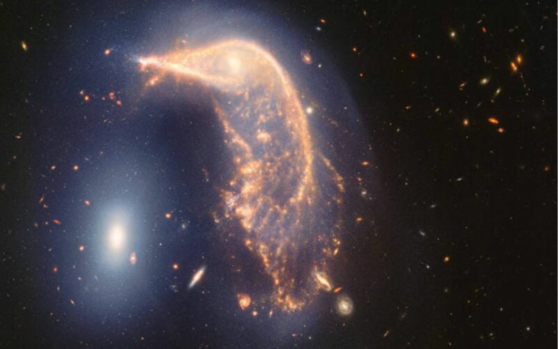 NASA divulga imagens de fusão de galáxias no espaço