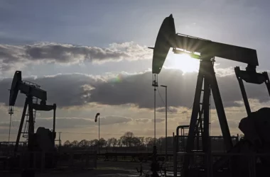 Preços do petróleo caem para níveis mais baixos em mais de um mês