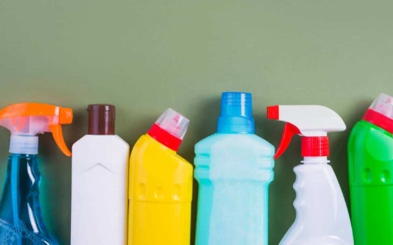 Prepare 5 produtos de limpeza com ingredientes de casa