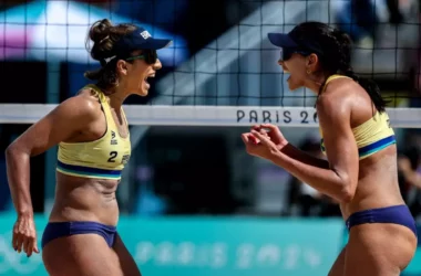 Bárbara Seixas e Carol Solberg em partida do vôlei de praia nos Jogos Olímpicos de Paris-2024